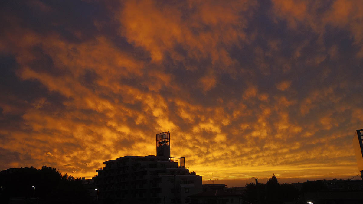 「本日の夕焼け(^^微かに虹も出てました(写真3枚目)#宮前区 」|貴房のイラスト