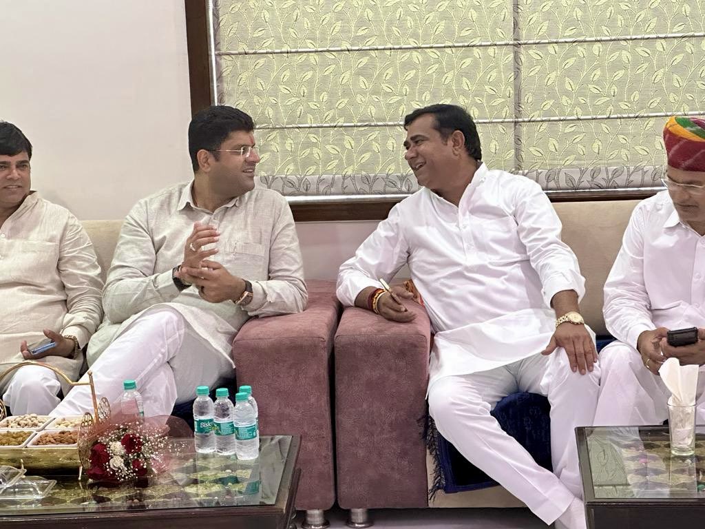 Ramswaroopinc's tweet photo. आज हरियाणा सरकार के उप-मुख्यमंत्री श्री दुष्यन्त जी चौटाला से जयपुर पधारने पर फार्म हाउस पर स्वागत कर शिष्टाचार भेंट की । @Dchautala @digvijaya_28 https://t.co/XnwC412Wcv