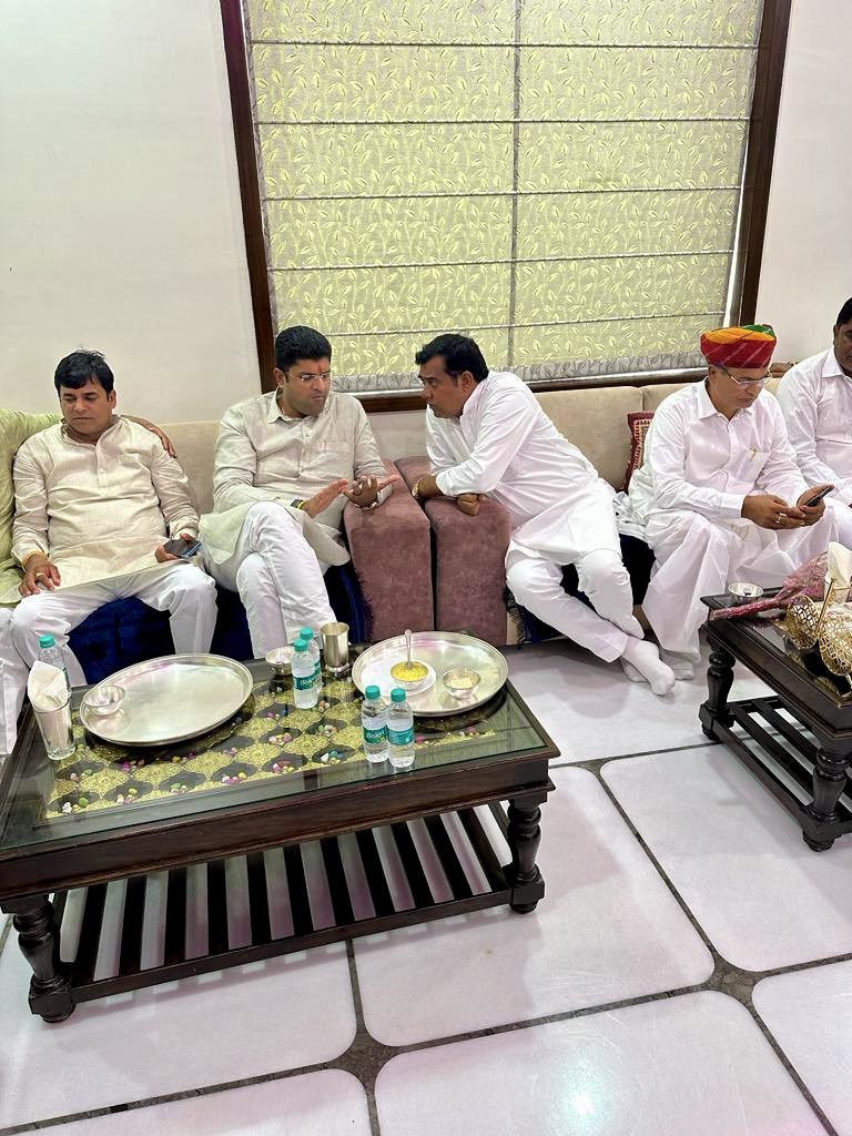 Ramswaroopinc's tweet photo. आज हरियाणा सरकार के उप-मुख्यमंत्री श्री दुष्यन्त जी चौटाला से जयपुर पधारने पर फार्म हाउस पर स्वागत कर शिष्टाचार भेंट की । @Dchautala @digvijaya_28 https://t.co/XnwC412Wcv