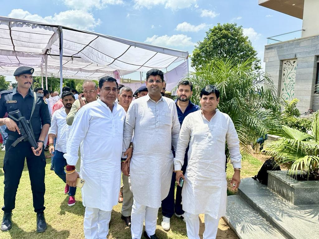 Ramswaroopinc's tweet photo. आज हरियाणा सरकार के उप-मुख्यमंत्री श्री दुष्यन्त जी चौटाला से जयपुर पधारने पर फार्म हाउस पर स्वागत कर शिष्टाचार भेंट की । @Dchautala @digvijaya_28 https://t.co/XnwC412Wcv