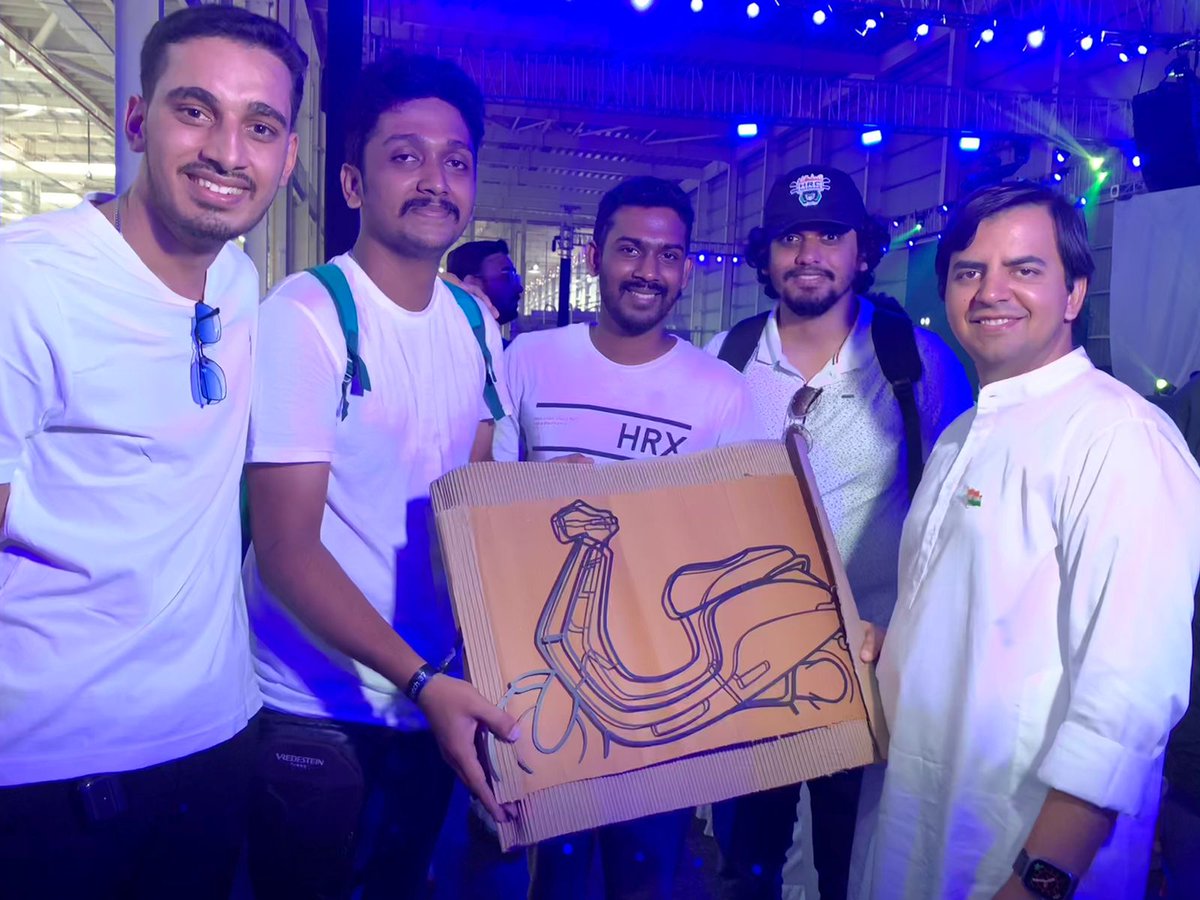 Ashwin__sankar's tweet photo. Thank you @bhash and Team @OlaElectric got your package with #EndiceagePart1 goodies

It was lovely meeting you, Hoping we can do something epic soon ;)

Join chennai's growing community @ChennaiOla 

#myolaownershipjourny #olaelectric #ola #electric #returngift #future https://t.co/i1Lbq0lnVZ