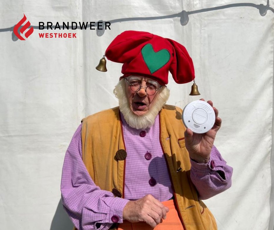 Brw_Westhoek's tweet photo. Plopperdeplopperdeplop! Vandaag is het de eerste donderdag van de maand. Tijd om op die testknop te drukken ploppertjes! Verwijder je ook even het stof of eventuele spinnenwebben van je #rookmelder?
#hangrookmelders #testrookmelders #eerstedonderdag #testdag #brandweer #westhoek https://t.co/gjJIAdMnCi