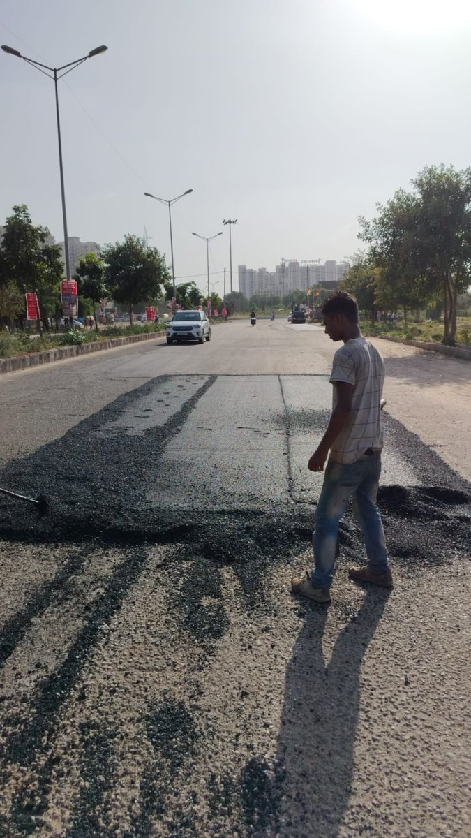 LokeshVatika's tweet photo. @DC_Gurugram @OfficialGMDA
XEN अमित गोदारा जी का और उनकी टीम JE राहुल सिहाग जी आदि का बहुत बहुत धन्यवाद🙏जिन्होंने हमारी प्रार्थना पर न्यू गुरुग्राम की मास्टर रोड़ों को युद्धस्तर पर पूर्ण किया है। https://t.co/GiutPhTzn5