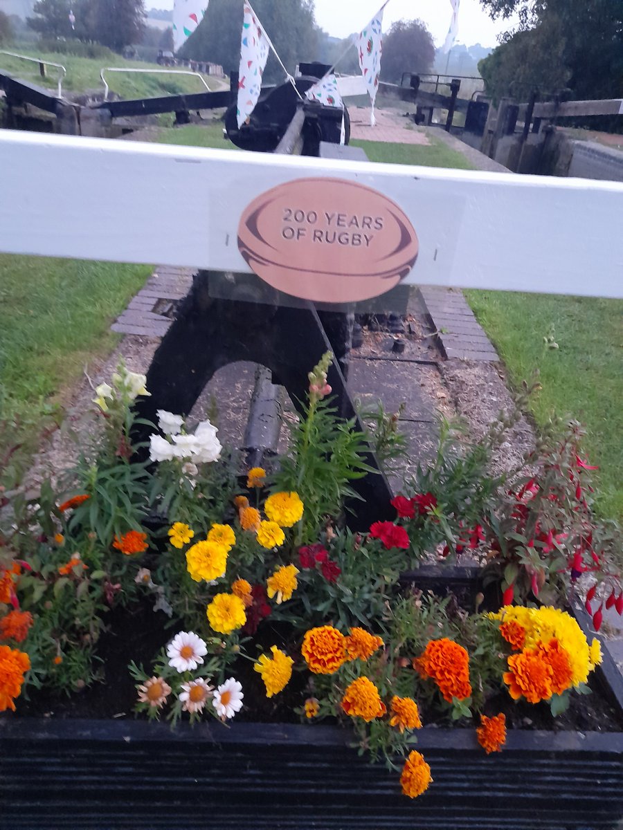 LNBP_Braunston's tweet photo. Nice to see the great people down at @HillmortonLocks near @TheRugbyTown are getting into the spirit of things with the @rugbyworldcup
Pics courtesy of our press/media bod @KarlQuinney early this morning.
#canals #lockkeepers #rugbyworldcup #boatsthattweet #communityboating https://t.co/w9VA2mTYrt