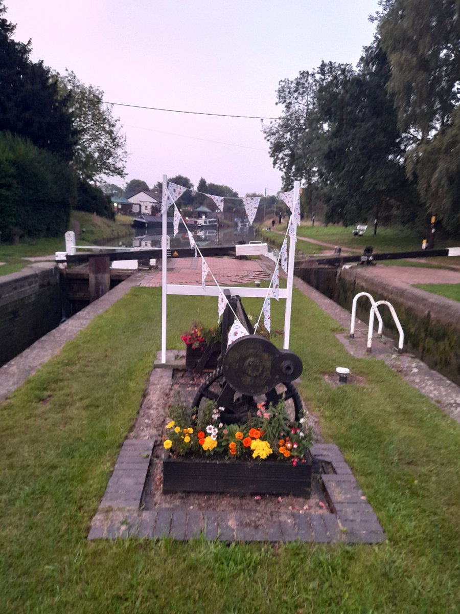 LNBP_Braunston's tweet photo. Nice to see the great people down at @HillmortonLocks near @TheRugbyTown are getting into the spirit of things with the @rugbyworldcup
Pics courtesy of our press/media bod @KarlQuinney early this morning.
#canals #lockkeepers #rugbyworldcup #boatsthattweet #communityboating https://t.co/w9VA2mTYrt