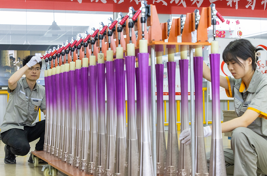izhejiang's tweet photo. Over 2,000 representatives from diverse backgrounds have been selected for the torch relay 🔥 of the #HangzhouAsianGames. They include sports stars like Fan Zhendong 🏓, Chen Yufei 🏸, and Wang Shun 🏊‍♂️. Which torchbearer are you most interested in? [📸/VCG] @WTTGlobal https://t.co/P6ovlQxt7T