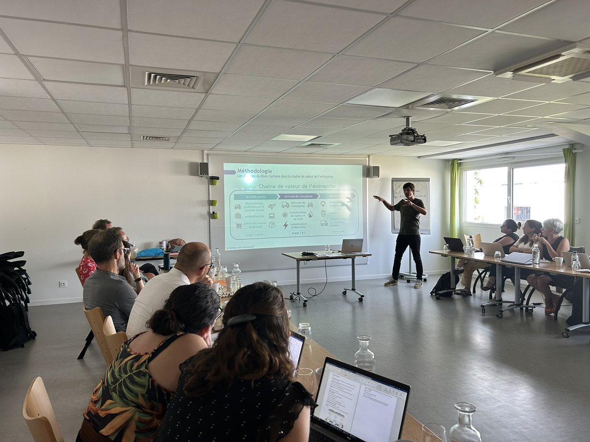 🎙️ 2e intervention de la matinée : <a href="/ToovaluRSE/">Toovalu</a>, adhérent du Comité 21 Grand Ouest, vient challenger les participants du parcours sur leurs #impacts sur le #climat et poser les premières pierres d'une stratégie à impact pour les réduire 🚀