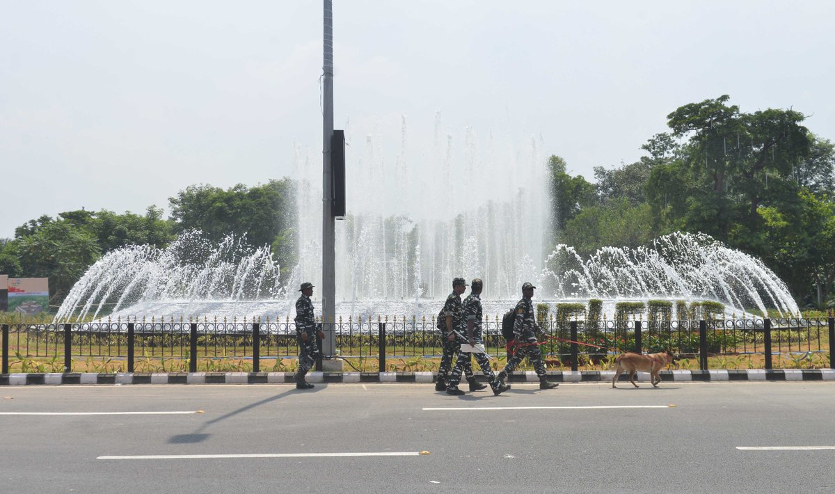 uniindianews's tweet photo. Security personnel conduct #securitychecks on the eve of the #G20Summit, in #NewDelhi on Thursday.  UNI PHOTO PREM SINGH https://t.co/L1P8v4LWMh