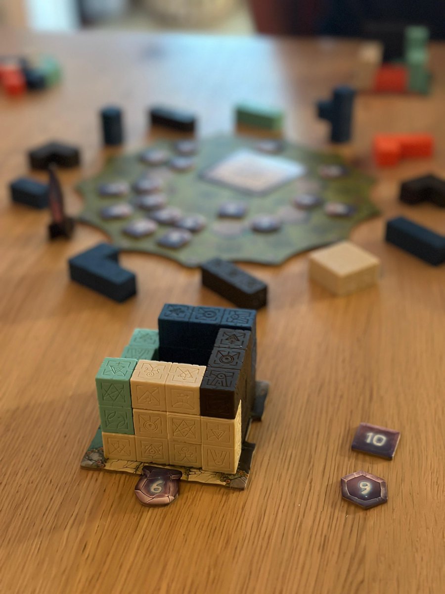 jensdefries's tweet photo. Ayer surgió un plan ludópata improvisado y tocaron mesa #TimeLineTwist, #Monolyth (¡primera partida, nos gustó!) y un juego que me encanta y que hacía años que no desempolvaba: #Dokmus ❤️
#juegosdemesa https://t.co/XO22zB6ToO