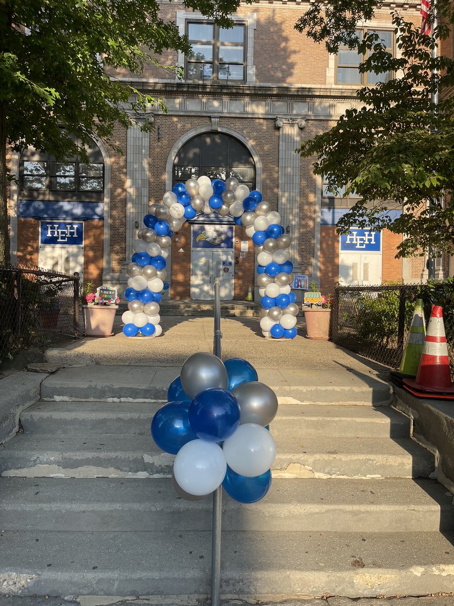 What a great way to start the 2023-2024 school year! Thank you to the HEH PTA and Mrs. Baran for making HEH look spectacular! 🍎🩵