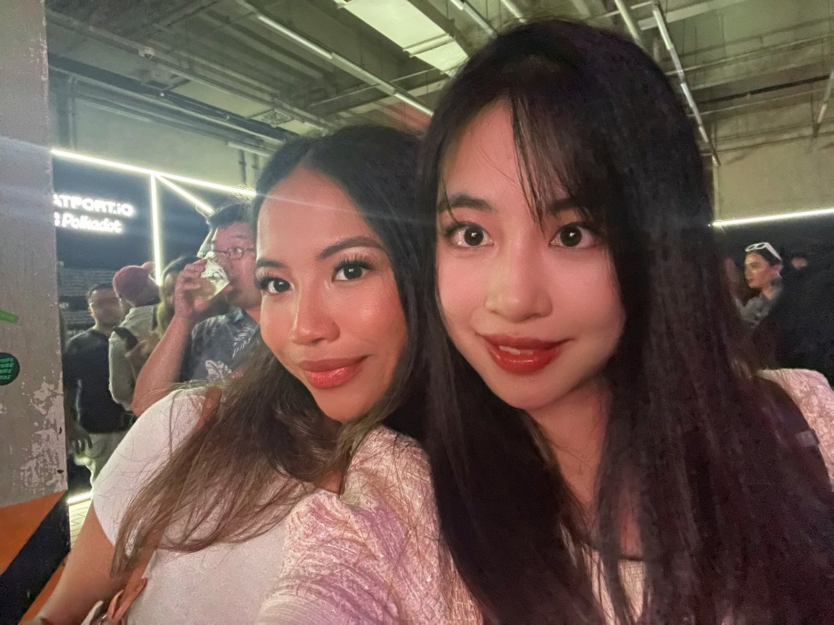 Elizabethofyou's tweet image. Met @beeple in Korea！ #KBW2023 
Amazing art of @nftnow !