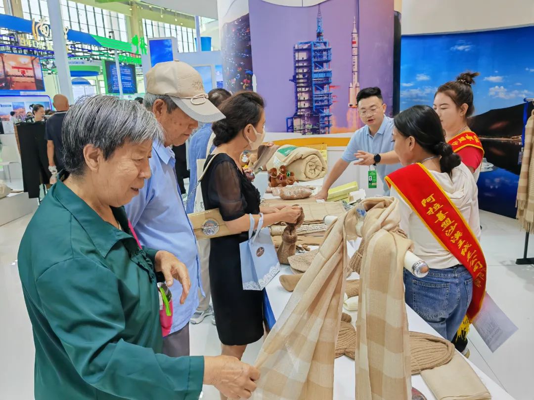 AmazingAlshaa's tweet photo. Come experience the rich #culture and flavors of #Alshaa β as it showcases its products, cuisine and intangible cultural heritage at the 4th China-Mongolia #Expo. Discover the hidden gems of this enchanting region and indulge in its exquisite offerings! #AlshaaUpdates https://t.co/tEnVo2QPGD