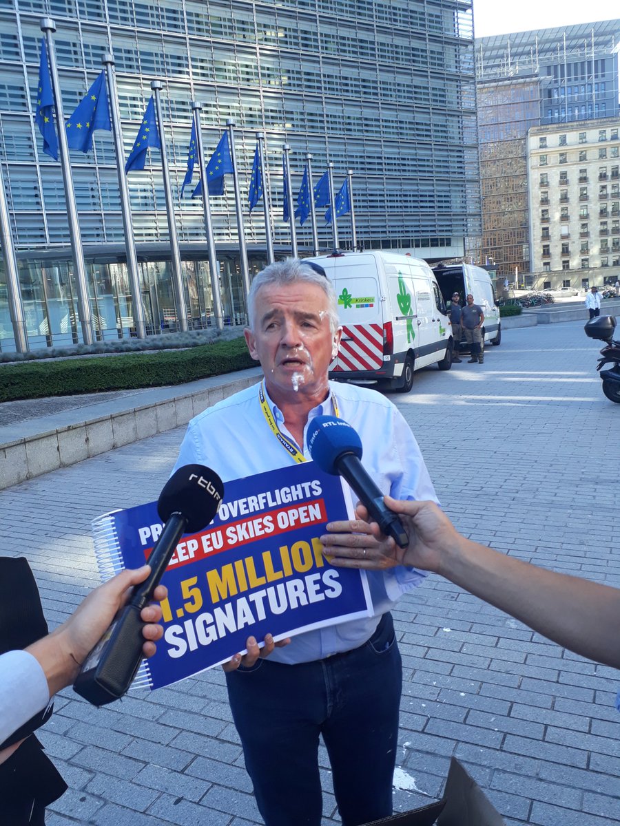 Michael O'Leary, CEO de #Ryanair entarté devant le Berlaymont à Bruxelles