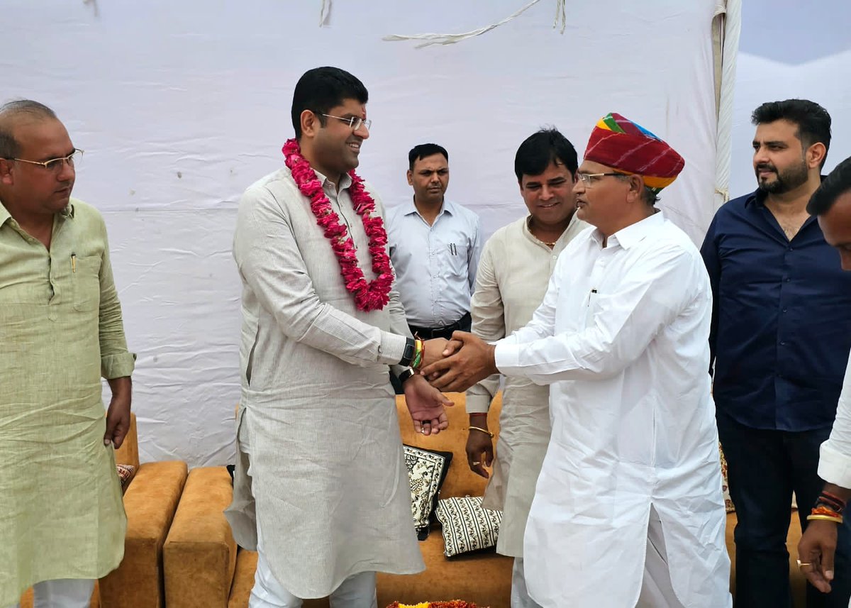 KablanaSanjay's tweet photo. आज जयपुर के जयसिंहपुरा में स्थित मेरे अजीज मित्र श्री रामलाल मील के आवास पर पहुंचे हरियाणा के डिप्टी सीएम श्री दुष्यंत चौटाला ओर सरपंच संघ राजस्थान के प्रदेशाध्यक्ष बंशीधर सहित दर्ज़नों सरपंचों ने डिप्टी सीएम श्री दुष्यंत चौटाला जी का जोरदार स्वागत किया।@Dchautala @DVJChautala https://t.co/C1kPMxJJg6