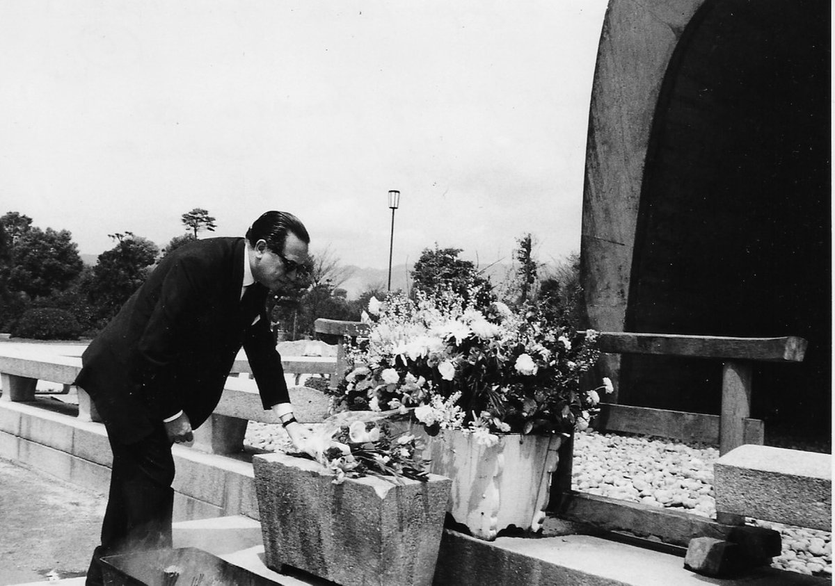 Some more photos from our 1963 Japan tour! 

Here we have our tour brochure, us visiting an amateur orchestra in Yawata, Antal Doráti laying some flowers by the Hiroshima Memorial, and another picture from Osaka.

What would you like to see next?🕵️‍♀️

#LSOonTour