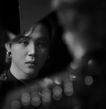 Haeapari's tweet photo. Minyoon au; mirror 

Tidak ada yang salah, yoongi hanyalah pria dengan gangguan jiwa yang selalu berpikir bahwa sosok yang dilihat dicermin kamarnya adalah manusia sungguhan https://t.co/a6zRixwQaw