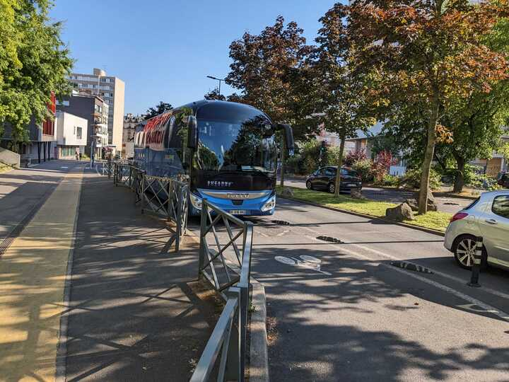 PeS_Montreuil's tweet photo. On relaie ce signalement qui nous a déjà été partagé à de multiples reprises depuis plusieurs mois. 

eg.🔽 📷24 juin + 29juillet📷, souvent le bus et là pour tout le WE.  

Les pictos vélos semblent pourtant assez explicitent et le siège de notre police municipale à 400m. https://t.co/RCinsm1m3G
