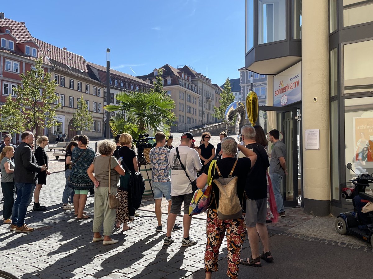Der Friedenstein zieht in die Stadt! Gerade wurde der Schlüssel für die Räume am Hauptmarkt an die Mitarbeiter der Stiftung Schloss Friedenstein Gotha übergeben. Jetzt entstehen hier Workshop-Räume, das Art &amp; Media Lab und die GeschichtsWerkStadt.