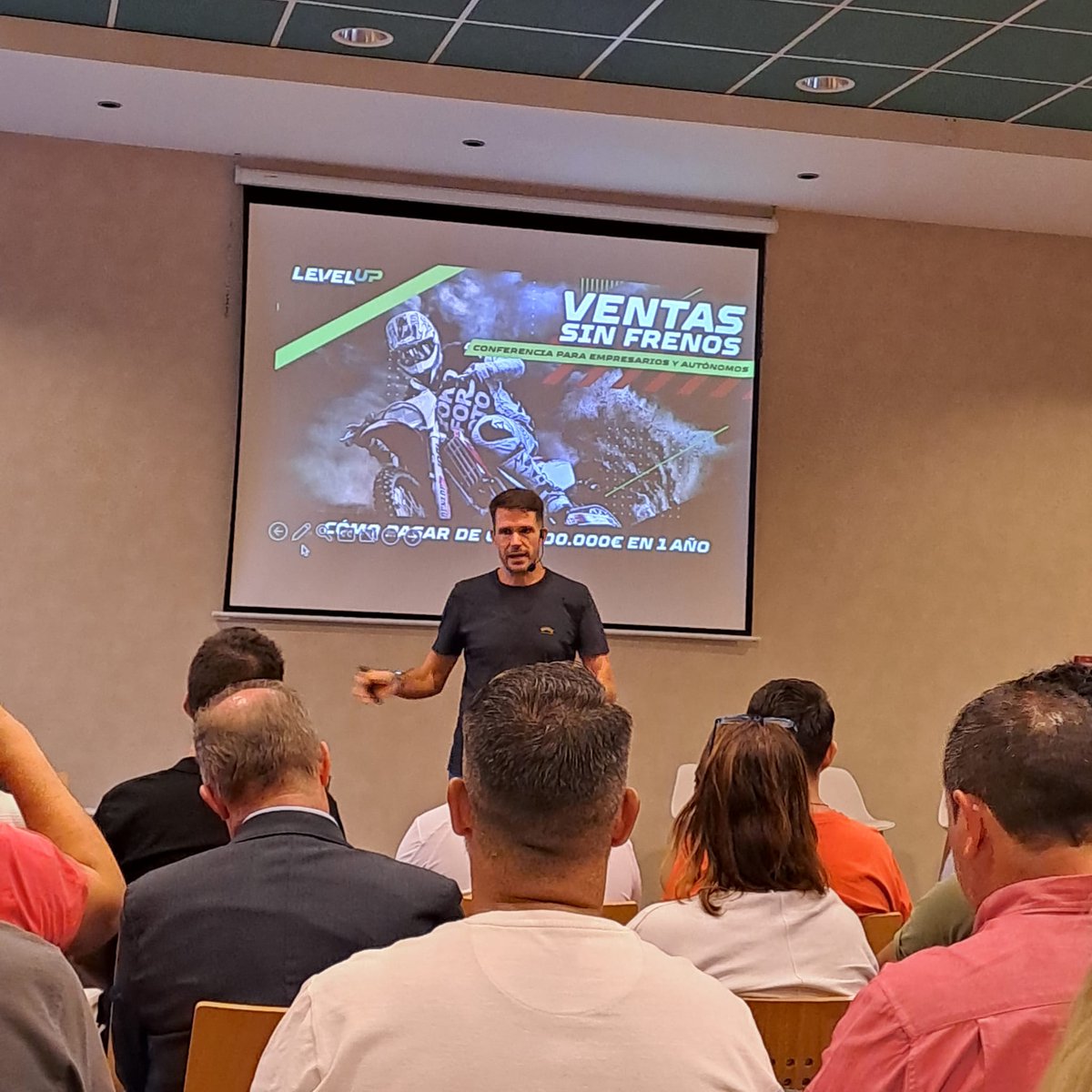 HelloEnglishRib's tweet photo. #EventoFusion // Conferencia de @LevelUPNegocios ayer en Valencia con @Pablocarce
Planificando formación y poniendo el foco en mejorar las habilidades como emprendedor y empresario #MejoraContinua #SoftSkills #Liderazgo #Emprrendedores #Empresarios https://t.co/S0lmiX7GGP