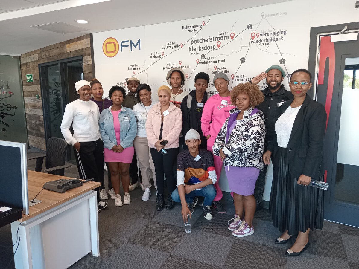 CommonPurposeZA's tweet image. A massive thanks to our amazing hosts  @VSKunstefees  , Central Media Group,  @LesediFM , #FSDSAC for hosting our  Bloemfontein Kick-Start Participants.

#PESP3 #DSAC #BASA26 #BIZARTZA
