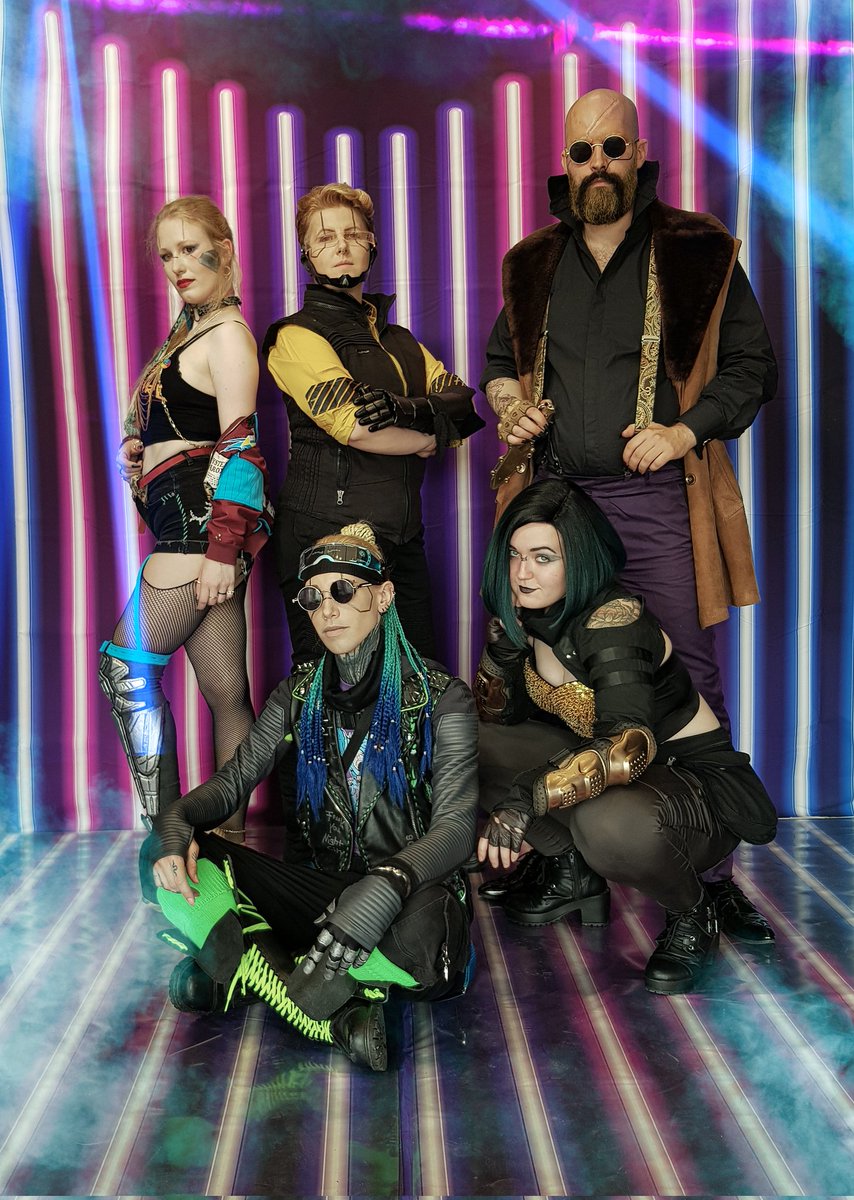 Hey Chooms, 
<a href="/VendigoRaven/">Vendigo Raven | Cyberpunk LARP</a> at #Connichi 2023✌🏼

<a href="/XGentleMadnessX/">Tindomielle_DeAhrel</a> as Davie
<a href="/TeeLoeffel/">Besteck</a> as Elex
Knud as "Boris"
<a href="/x_Brokkoli_x/">🕸️ Sarah De'Ahrel🕸️@Dok0mi</a> as Bob
Me as Tiago

📱Foto by Jordis
🎨 Editing by me

🙌🏼💜✌🏼

#Cyberpunk2077 #CyberpunkLARP #Cyberpunk <a href="/CDPROJEKTRED/">CD PROJEKT RED</a> <a href="/CyberpunkGame/">Cyberpunk 2077</a>