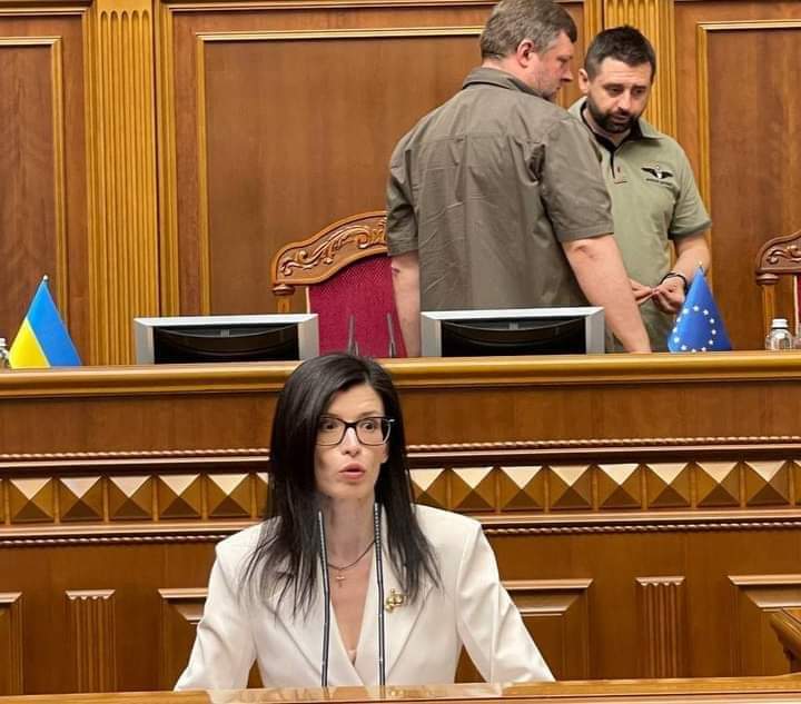 Сергій Косинський:
На посаду голови Фонду Держмайна йде Ольга Піщанська. У цієї особи є тільки три заслуги - вона:👇