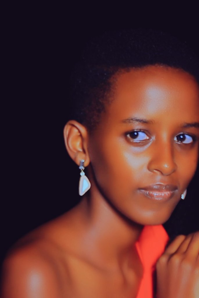 k_kabashambo's tweet photo. @tvwestUG @Lithan_Mc1 @simba_Jike_ @radiowestug Hello @tvwestUG  @Lithan_Mc1  and #SimbaJike kindly toss me #Kanyana by kagame Omucwezi goes out to ma beautiful sis #Dinna https://t.co/nbri2vCWcr