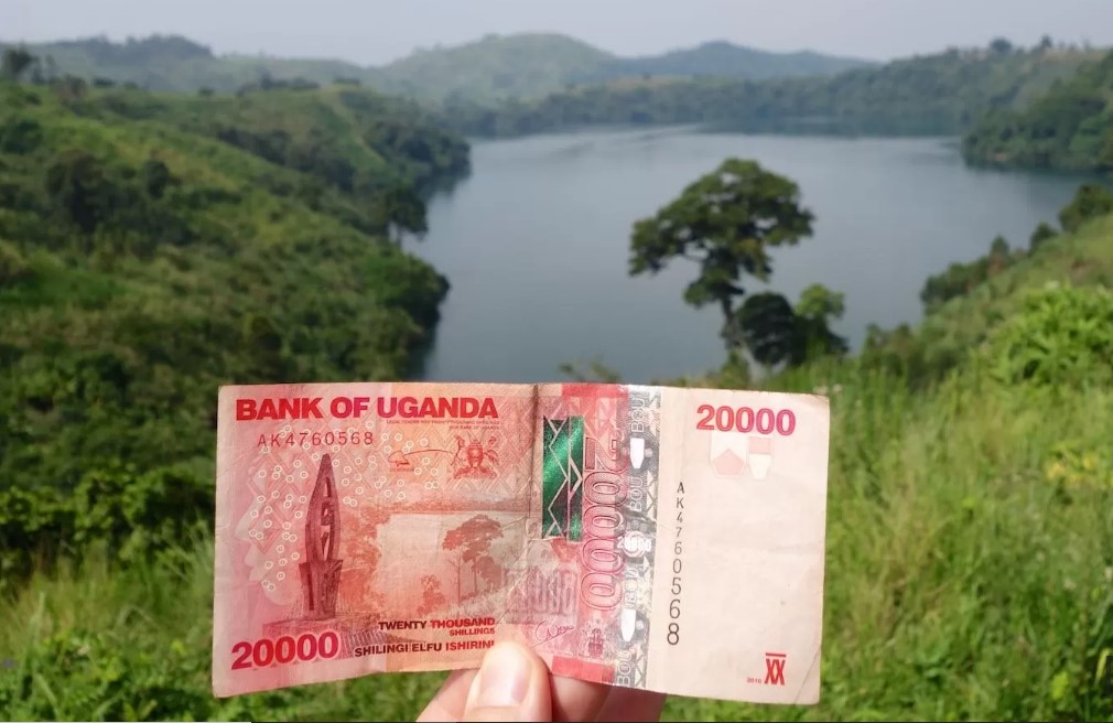 BwindiH_Voyages's tweet photo. Today's pick🌦   #CRATERLAKESOFUGANDA⤵ Below 📸📍The Famous Lake Nkuruba that inspires the beautiful look of Uganda's UGX 20,000 note and habours a nature reserve. #LUNCHBITE with #HIGHLANDERS⤵ https://t.co/jyCFMC3l3y