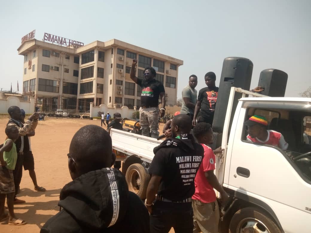 povonewstv's tweet photo. Malawi police fire teargas to disperse protestors led by Bon Kalindo at the Lilongwe Community ground, who intended to submit a petition demanding the resignation of President Lazarus Chakwera.

#Lilongwe #Malawi #BonKalindo https://t.co/PiDqQ0nckp