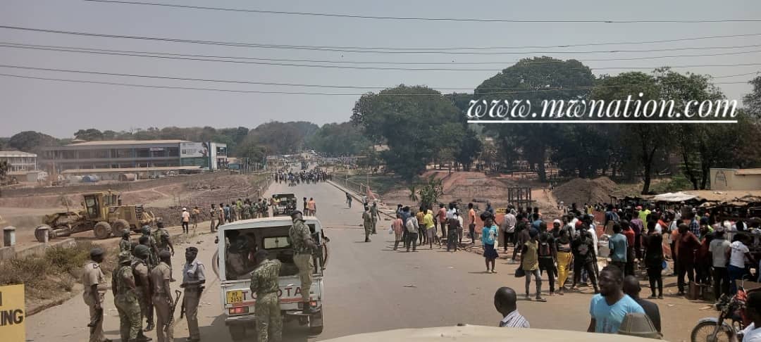 povonewstv's tweet photo. Malawi police fire teargas to disperse protestors led by Bon Kalindo at the Lilongwe Community ground, who intended to submit a petition demanding the resignation of President Lazarus Chakwera.

#Lilongwe #Malawi #BonKalindo https://t.co/PiDqQ0nckp