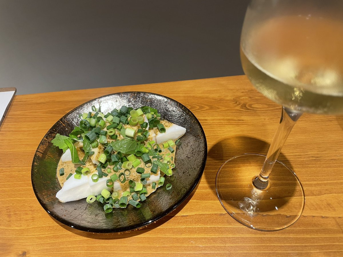 はんぺん　岩海苔クリームと白ワイン🍷

はんぺんをこんなオシャレな感じで食べた事ないけど、大葉　葱がたくさんでとても美味しかった😋オススメの白と赤ワインが組み合わせ以前に美味しすぎた！