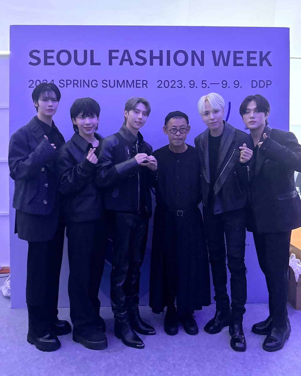megamax_twt's tweet photo. 슬랭스톤 박종철 디자이너 선생님❤️
저희 메가맥스가 선생님의 멋진 옷을 입고
선생님의 멋진 쇼를 볼 수 있어서 너무 행복했고 영광이었습니다.
선생님 쇼 축하드리고 초대해 주셔서 감사드립니다❤️
#메가맥스 #MEGAMAX
#아이덴 #하엘 #환이 #지니 #칸
#슬링스톤 #SLINGSTONE
#SEOULFASHIONWEEK2023 https://t.co/61BBN7hgL3