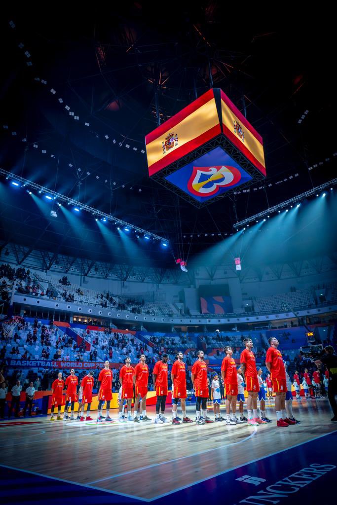 Ya llegados a casa, quiero felicitar y dar las gracias a todo el Equipo de #LaFamilia: Feb,tecnicos, jugadores. Siempre la actitud correcta, ningun egoismo,con mayor o menor acierto pero luchando todos juntos y compitiendo siempre hasta el ultimo segundo! A seguir,Equipo!!!