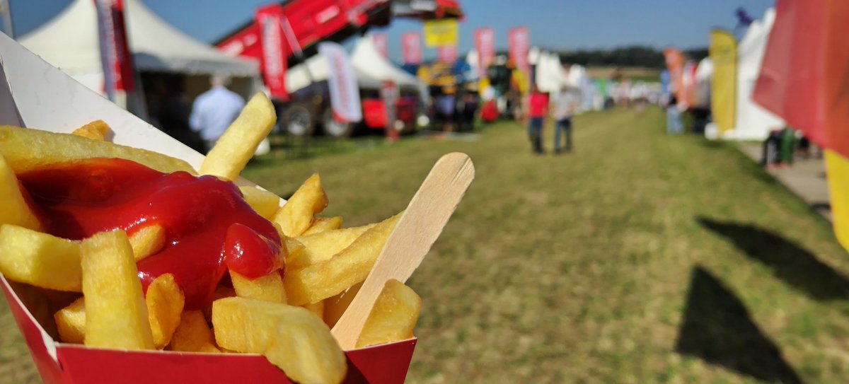 Today, 26 participants of #EAPRpathoandpests2023 are visiting @PotatoEurope 2023 ! Lots to see, lots of sunshine and lots of french fries !!! Don't forget to visit France Plants booth T25 ! @fnpppt #plantdepommedeterre #plantcertifié