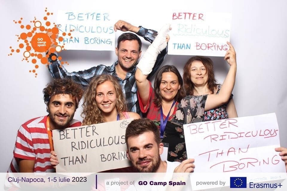 GoCampSpain_'s tweet photo. Nos llega esta foto del programa de #Erasmusplus que organizamos en #Rumania sobre los beneficios de los programas interculturales. Inolvidable 🚀🌍
. 
#monitoresnativos #campamentosdeverano #campamentosdeingles #monitores #bilinguismo https://t.co/LHw7GcotuQ