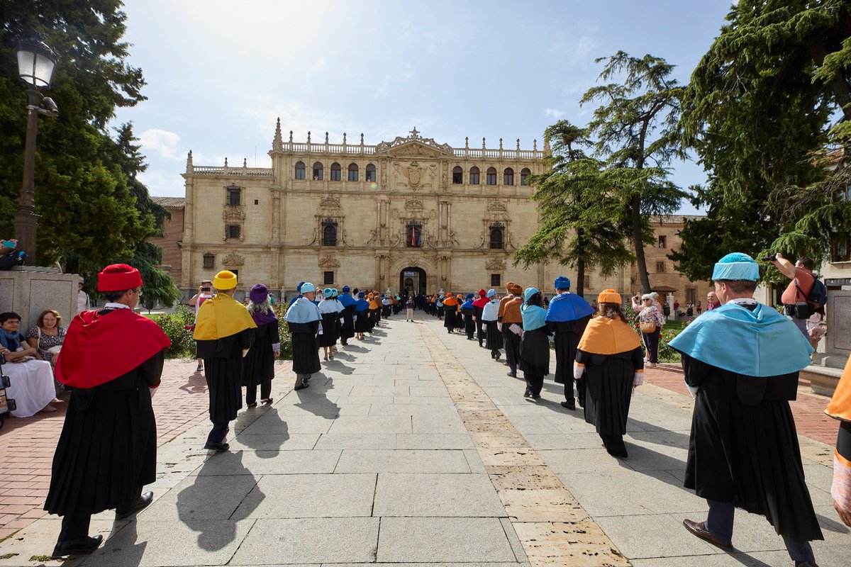 UAHes's tweet photo. La @UAHes inauguró este miércoles el curso académico 2023-2024 con el tradicional desfile de su comitiva académica entre la Catedral magistral de la ciudad y el Rectorado. https://t.co/CPmyZemaPb https://t.co/OaaXzjWkTu