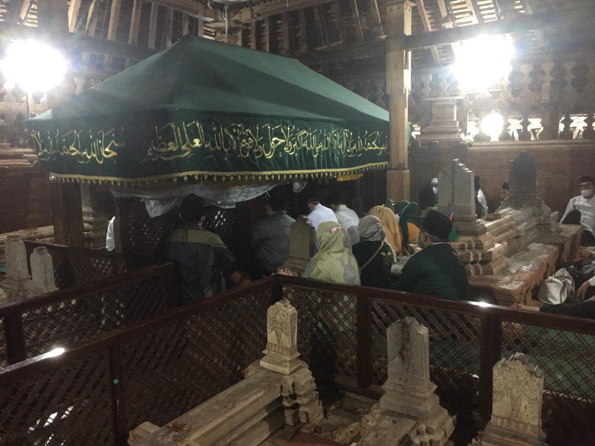 voiceofpkb's tweet photo. Mau jadi anak muda jaman now yang sukses? Ga harus mewah-mewah terus, kok! Lihat aja Sunan Gunung Jati, Nggak suka kejar materi berlebihan tapi tetep bikin sejarah!!

Foto: Gus @cakimiNOW sedang ziarah rutin ke makam Sunan Gunung Jati💚

#GusIminJagaTradisi
#NapakTilasWalisongo https://t.co/b3n5zxyO8v