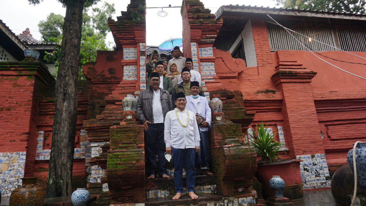 voiceofpkb's tweet photo. Mau jadi anak muda jaman now yang sukses? Ga harus mewah-mewah terus, kok! Lihat aja Sunan Gunung Jati, Nggak suka kejar materi berlebihan tapi tetep bikin sejarah!!

Foto: Gus @cakimiNOW sedang ziarah rutin ke makam Sunan Gunung Jati💚

#GusIminJagaTradisi
#NapakTilasWalisongo https://t.co/b3n5zxyO8v