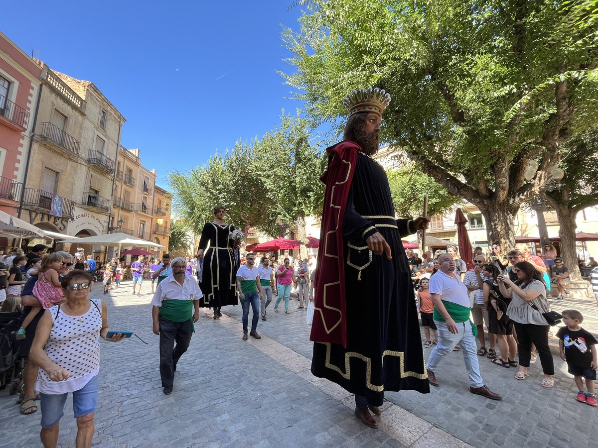 ajmontblanc's tweet photo. BONA FESTA MAJOR montblanquins i montblanquines!

La tronada, el repic de campanes i el Nunci han donat el tret de sortida als dies més tradicionals de la #FMMontblanc2023

S’han pregonat els actes pels carrers i places de la vila amb els Gegants, Nanos i Grallers de Montblanc! https://t.co/9mbMyB6YWM