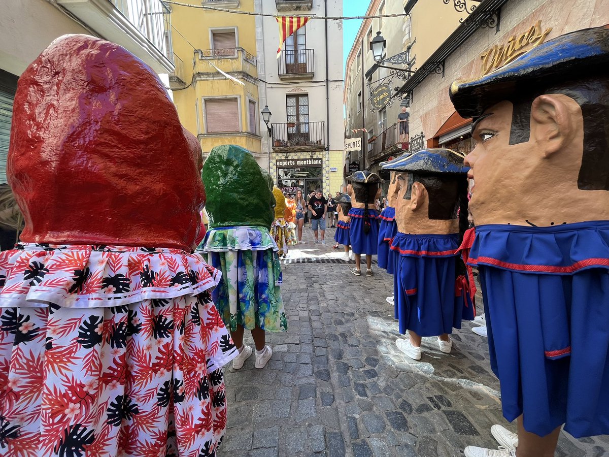ajmontblanc's tweet photo. BONA FESTA MAJOR montblanquins i montblanquines!

La tronada, el repic de campanes i el Nunci han donat el tret de sortida als dies més tradicionals de la #FMMontblanc2023

S’han pregonat els actes pels carrers i places de la vila amb els Gegants, Nanos i Grallers de Montblanc! https://t.co/9mbMyB6YWM
