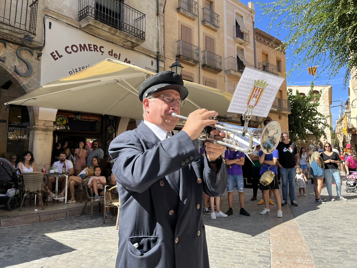 ajmontblanc's tweet photo. BONA FESTA MAJOR montblanquins i montblanquines!

La tronada, el repic de campanes i el Nunci han donat el tret de sortida als dies més tradicionals de la #FMMontblanc2023

S’han pregonat els actes pels carrers i places de la vila amb els Gegants, Nanos i Grallers de Montblanc! https://t.co/9mbMyB6YWM
