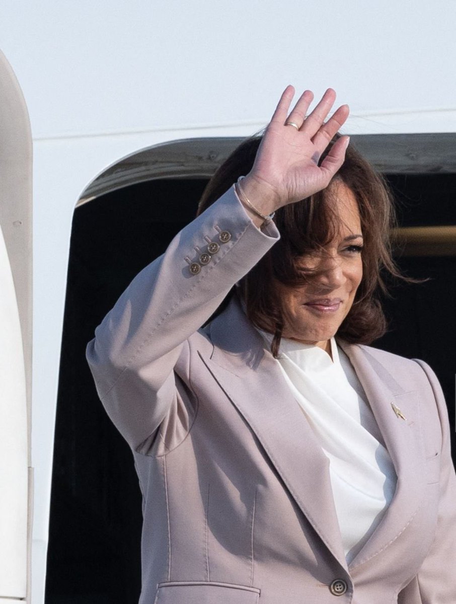 MVP waves goodbye after a successful trip to Jakarta, Indonesia for the 2023 ASEAN Summit. ✨☺️

#MVPinAsia #VPinAsia #MVPinIndonesia #ASEAN2023 #ASEANSummit 

📸: Yasuyoshi Chiba