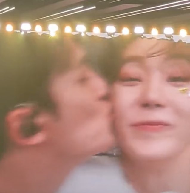 friendsvt's tweet photo. 🐶: i missed you so much, i'm going to give you a kiss on the cheek https://t.co/BD7qxOeGUp