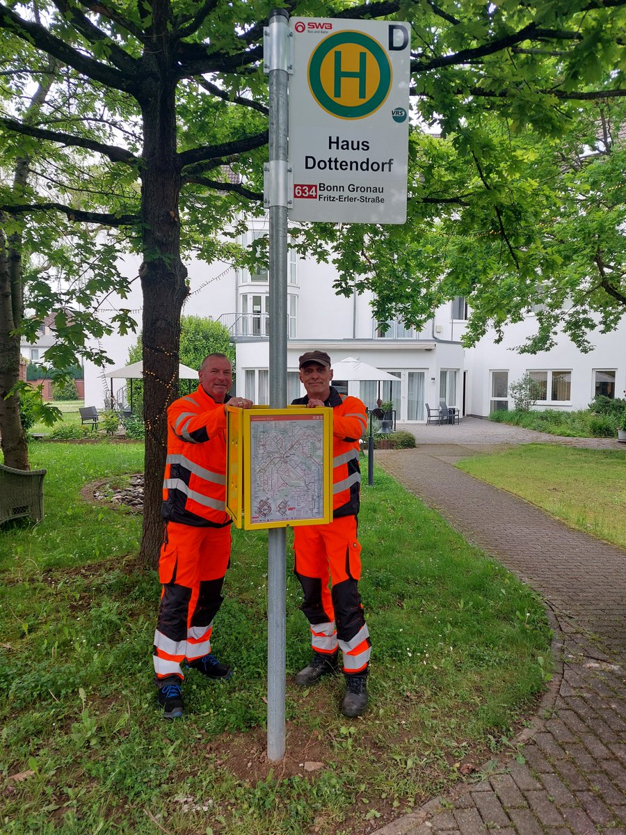 Vor der Senioren-Residenz „Haus Dottendorf“ steht jetzt eine „Scheinhaltestelle“. Die Idee dahinter: Menschen mit einer Demenz-Erkrankung neigen oft dazu wegzulaufen. So bleiben sie in der Nähe und warten auf einen Bus, der nicht kommt. Fahrplan und Haltestellenschild sehen aus