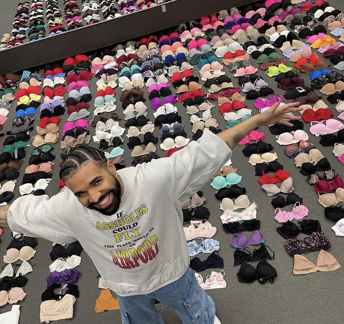 Ünlü müzisyen Drake, konserlerinde hayranlarının fırlattığı sütyenlerden koleksiyon yaptı.
