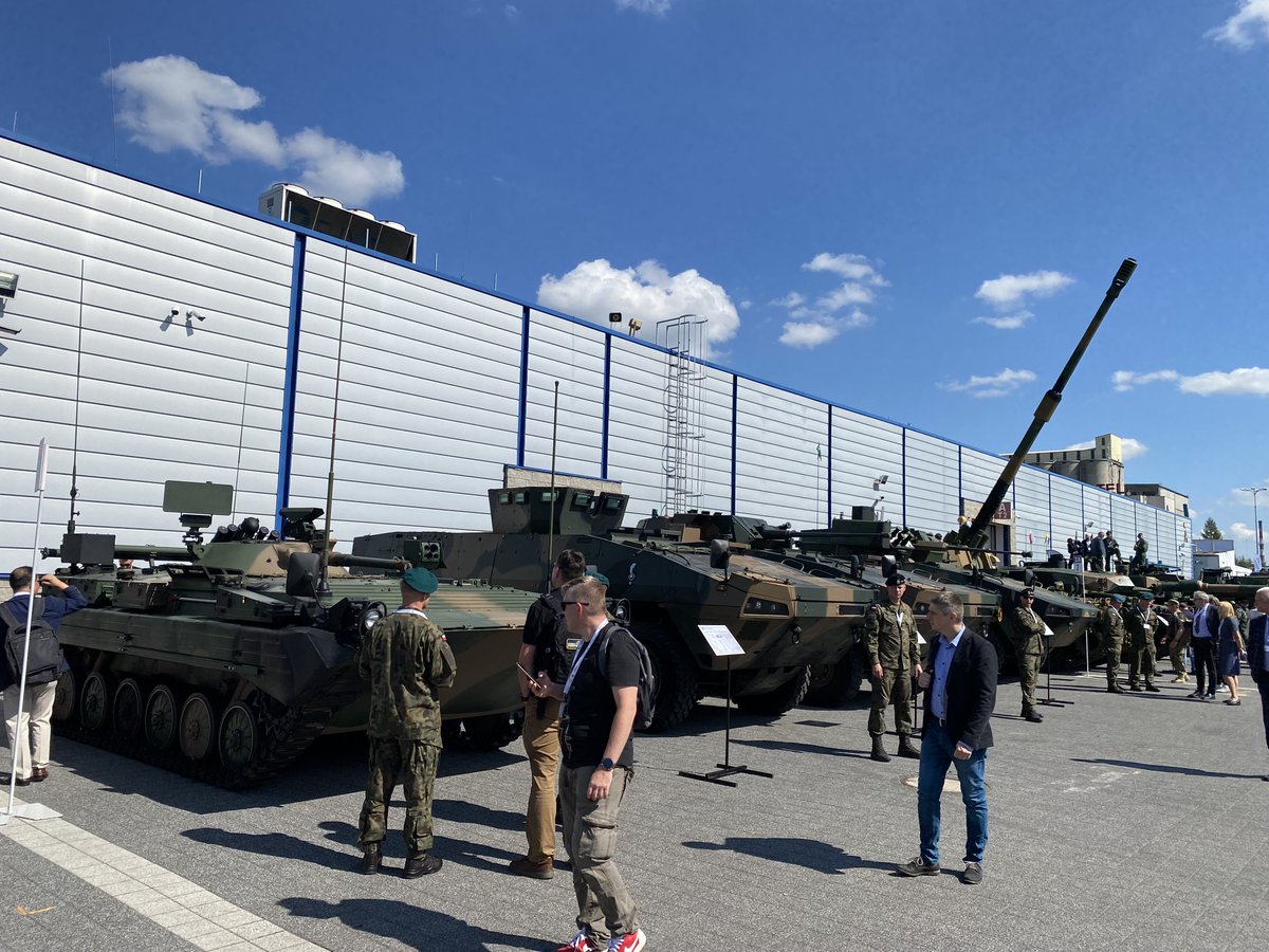 ERAaero's tweet photo. Právě teď! ERA se aktivně účastní🪖veletrhu #MSPO (31. Międzynarodowy Salon Przemysłu Obronnego) v polských🇵🇱Kielcích. Po čtyři dny tým ERA představuje řešení pro pasivní sledování vzdušných✈️, pozemních🚛i námořních🚢cílů, především unikátní přehledové systémy #VERANG a #PLESS. https://t.co/Hm4YPZoz5n