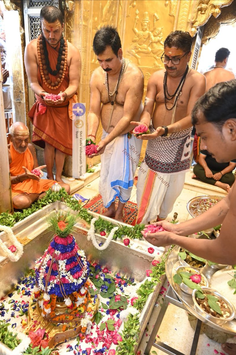 ShriVishwanath's tweet photo. आज दिनाँक 07-09-2023 को श्री काशी विश्वनाथ मंदिर में मध्याह्न (दोपहर) भोग आरती के भव्य दर्शन।  #ShriKashiVishwanath #Shiv #Mahadev #Baba #Temple #Darshan #Blessings #BhogAarti #Varanasi #Aarti #Kashi #Jyotirlinga #VishwanathDham https://t.co/pBTRCcJsWo