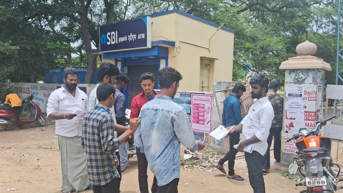 deepak424066818's tweet photo. #மேலூர் மேலூர் தொகுதி #நாம்தமிழர்கட்சி சார்பில் கல்லூரி மாணவர்களுக்கு போதை பொருள் ஒழிப்பு விழிப்புணர்வு ஏற்படுத்தி துண்டு பிரசுரம் விநியோகம் செய்யும் நிகழ்வு நடைபெற்றது #சீமான் #jawan #NTK #vijay https://t.co/Dh8YCVTgsY