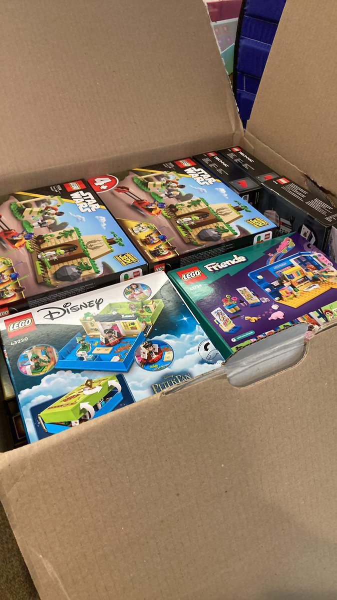 fernbayps's tweet image. Fern Bay Public School students were excited to receive a special delivery today from DeadlyScience and Australia Post. Thank you Deadly Science for your generous donation of three huge boxes full of Lego. Our students can’t wait to create! #deadlyscience #LoveWhereYouLearn