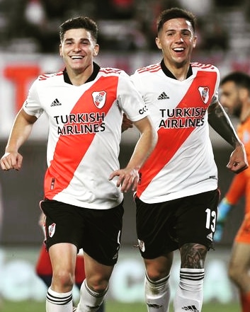 TodoRiver28's tweet photo. HOY JUEGAN EN CASA 🏟

BUENOS DÍAS MILLONARIOS

⚪🔴⚪ #RIVER https://t.co/IvyiuFq4l4